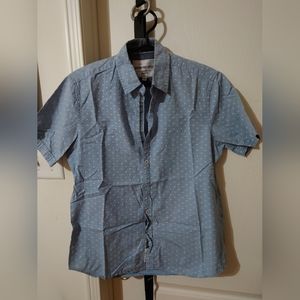 Short sleeve shirt with triangle patterns
